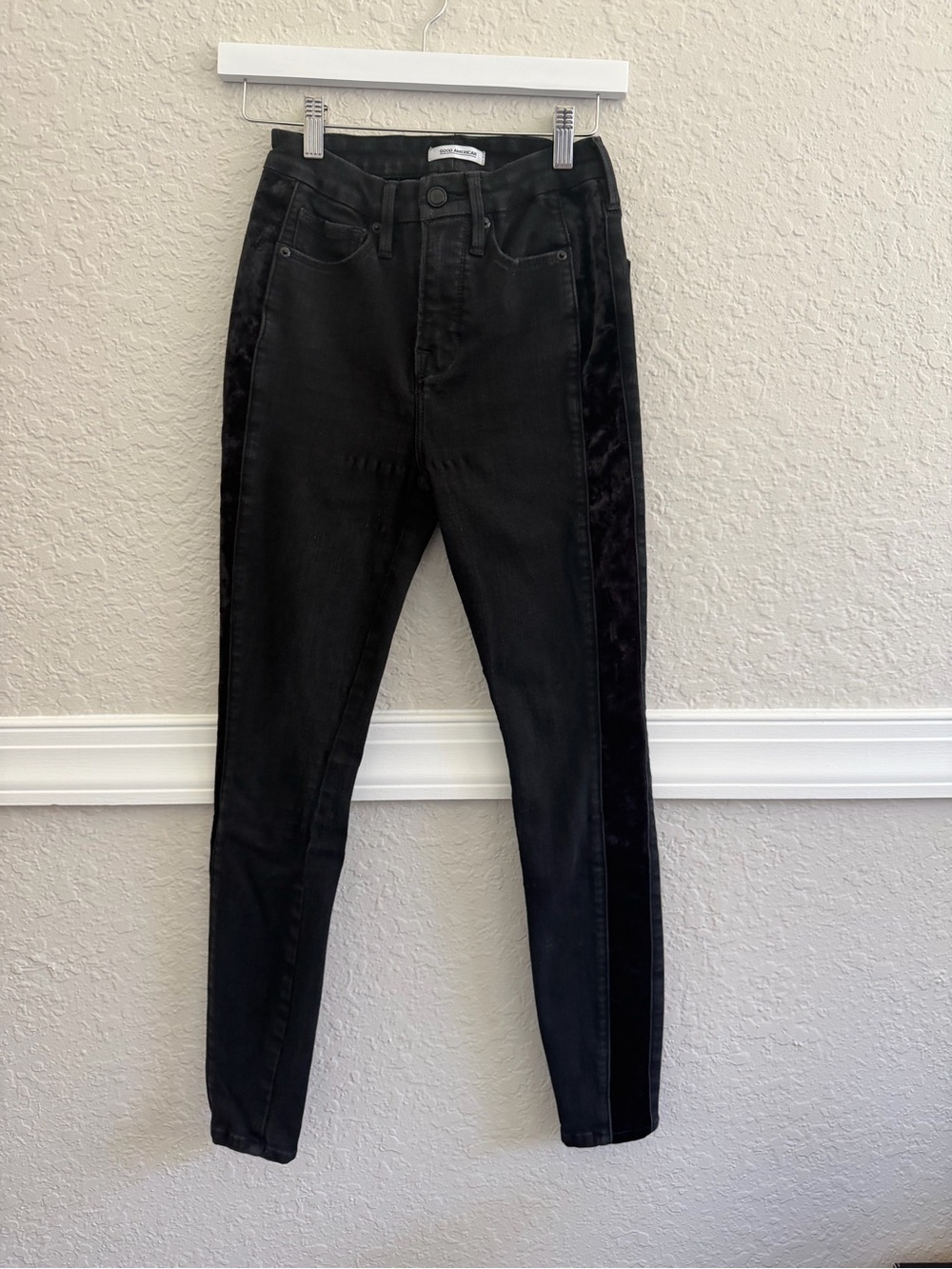 Good American Black Skinny Jeans w/ Velvet Side Panel Detail – Size 0/25